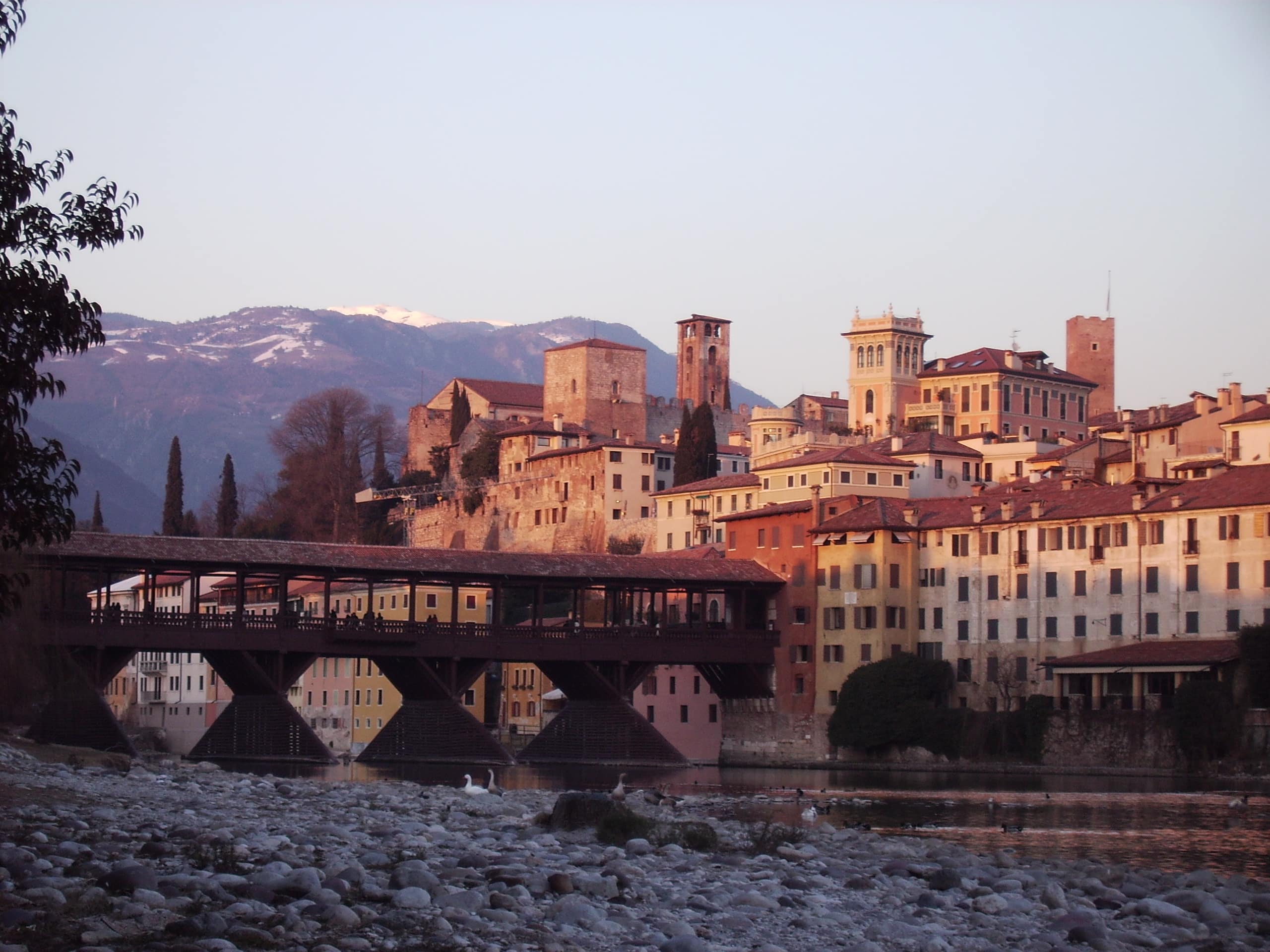 Locali scambisti nel Veneto i club e siti web più popolari foto